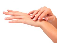 Manicure w salonie kosmetycznym Manicure w salonie kosmetycznym