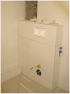 Zabudowany i wykafelkowany stelaż wc. Kolejny etap to montaż miski wiszącej i przycisku spłukiwania.